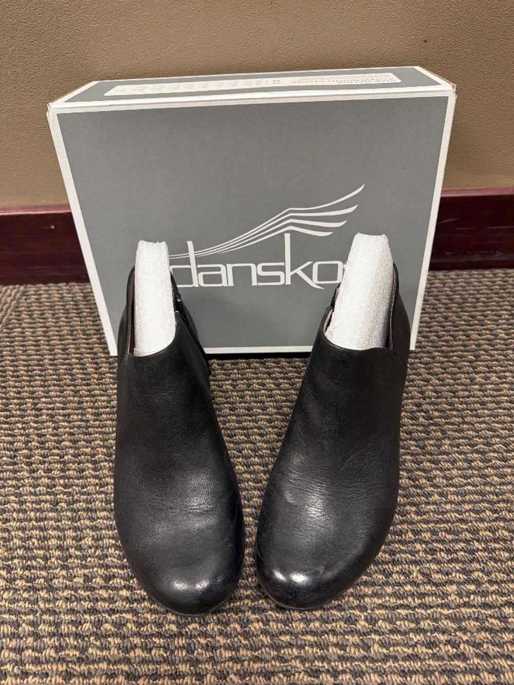 BRAND NEW!! - Dansko Raina Ankle Boot Black - size 8